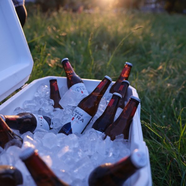 2022_MichelobULTRA_Running_D1_S09_TWO_RUNNERS_IN_FIELD_1330 de tamaño grande